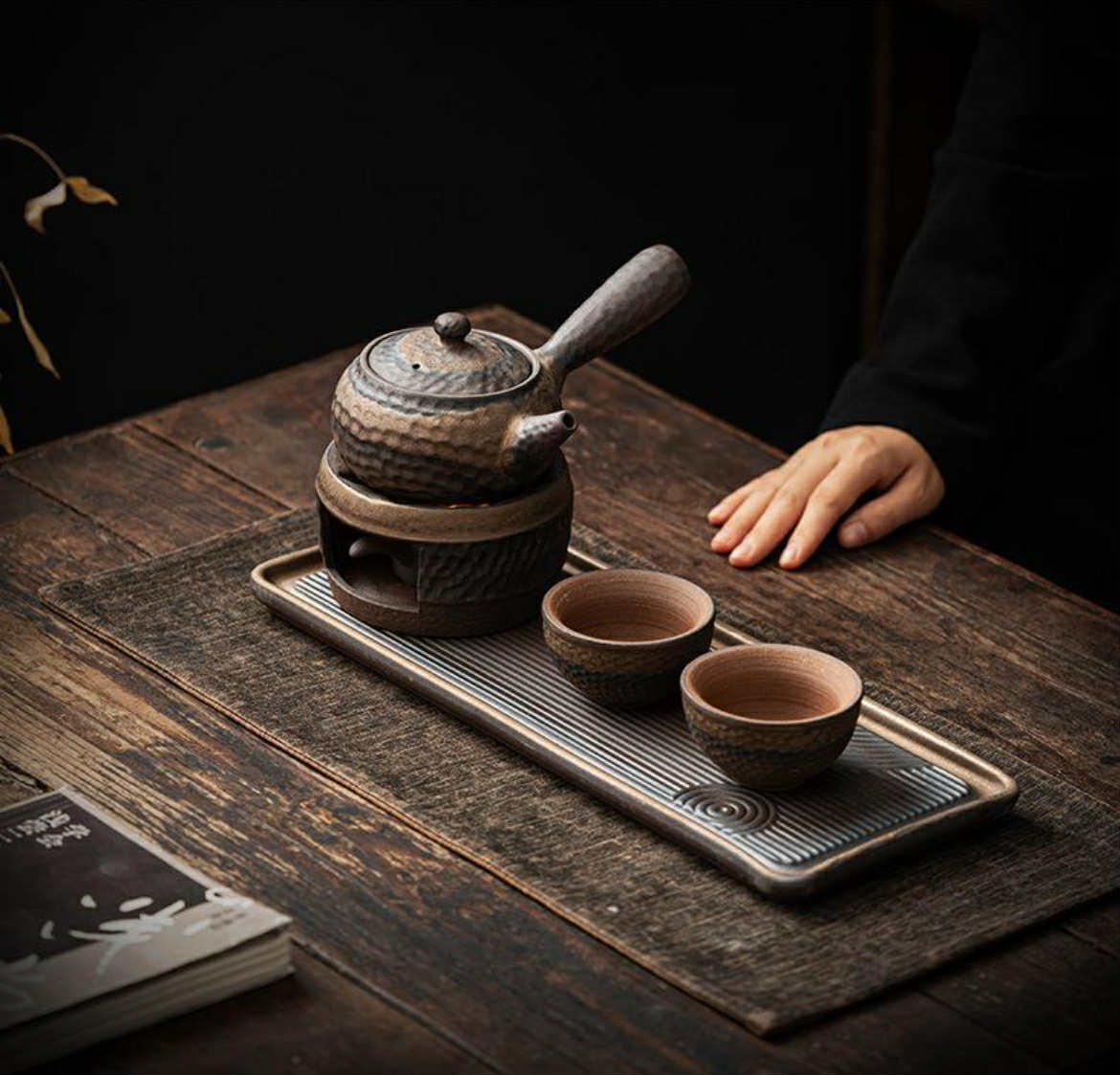 Théière, chauffe plat et tasses