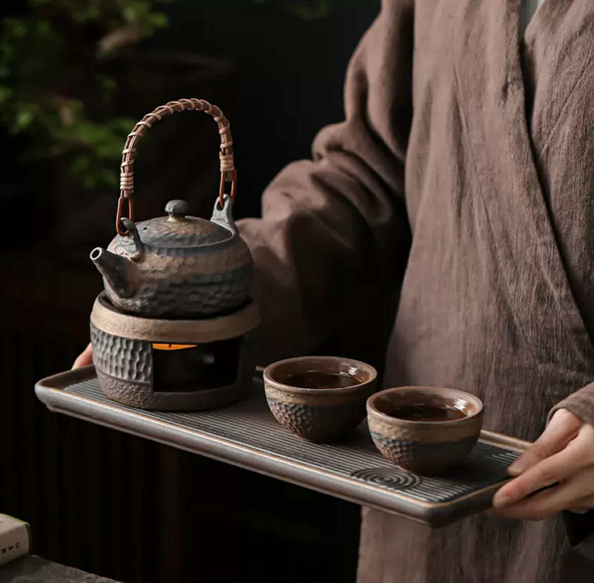 Théière, chauffe plat et tasses