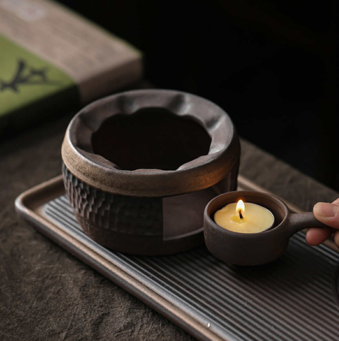 Théière, chauffe plat et tasses