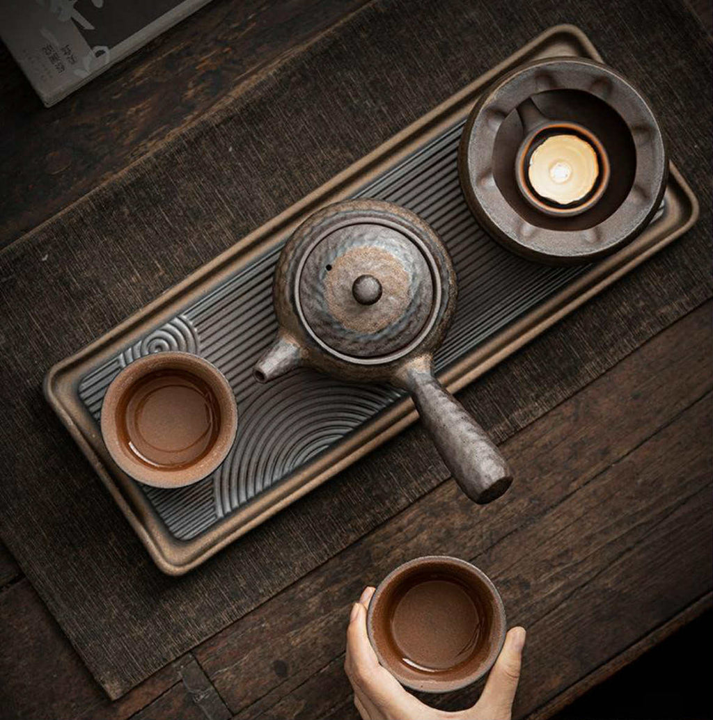 Théière, chauffe plat et tasses